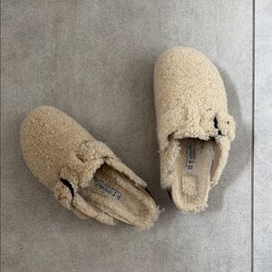 Cozy Sherpa Slip-On Clogs in Cream
